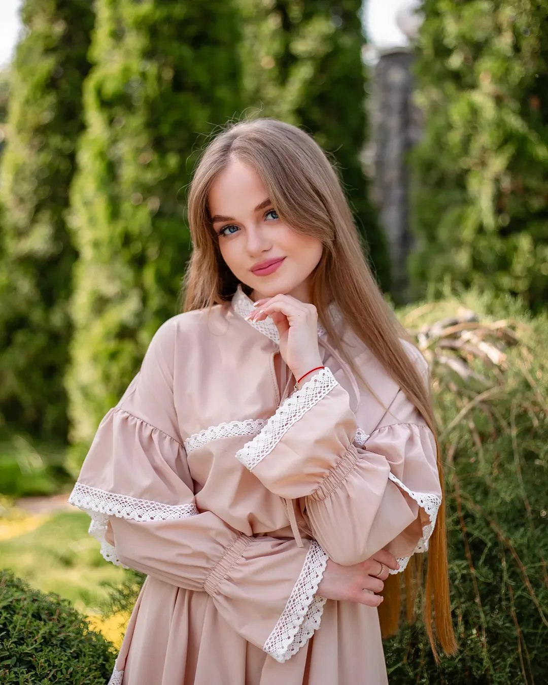 Портрет дівчини в саду